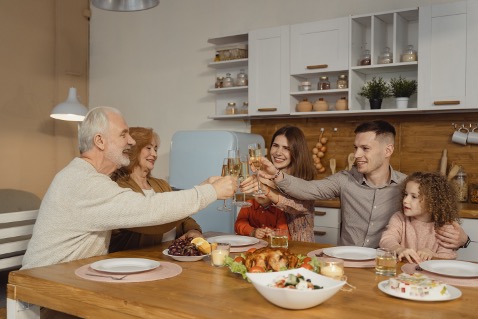 A family of 5 eating a Thanksgiving meal together.